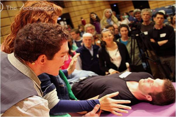 Dr. Eric Pearl assiste une participante